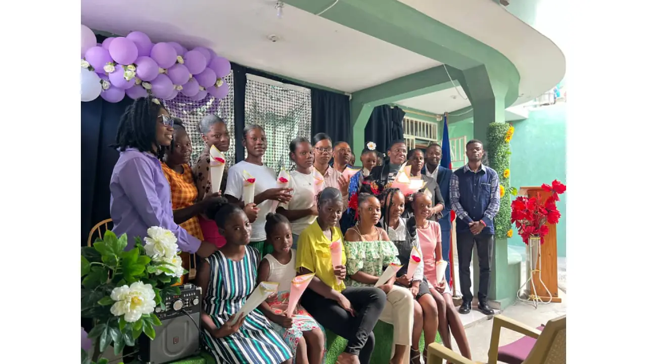 Les femmes honorées par Ayiti Leve Atè A (ALTA) après la réflexion autour du leadership féminin et de l’autonomisation des femmes, ce dimanche 8 mars 2026. Photo : Ayiti An Avan.