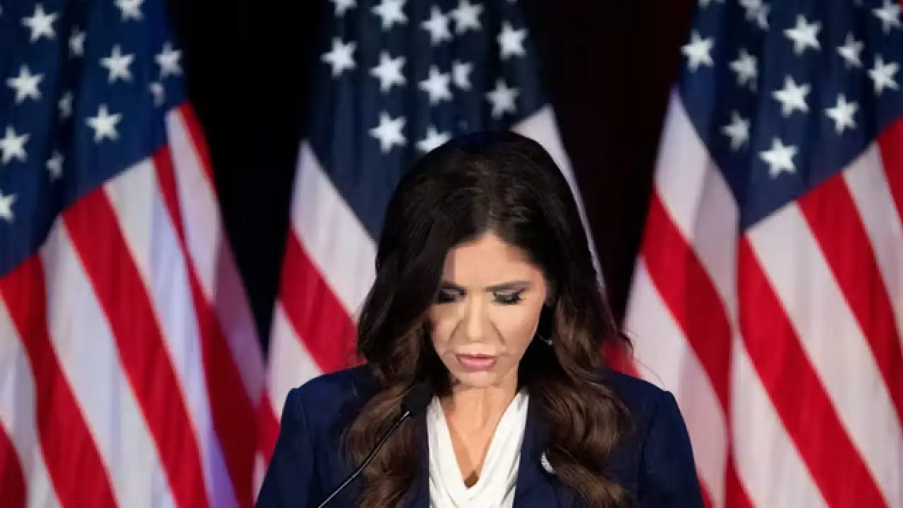 Peu après l’annonce par le président américain Donald Trump de son remplacement au poste de secrétaire à la sécurité intérieure, Kristi Noem prend la parole à Nashville, au Tennessee, le 5 mars 2026. NICOLE HESTER/VIA REUTERS