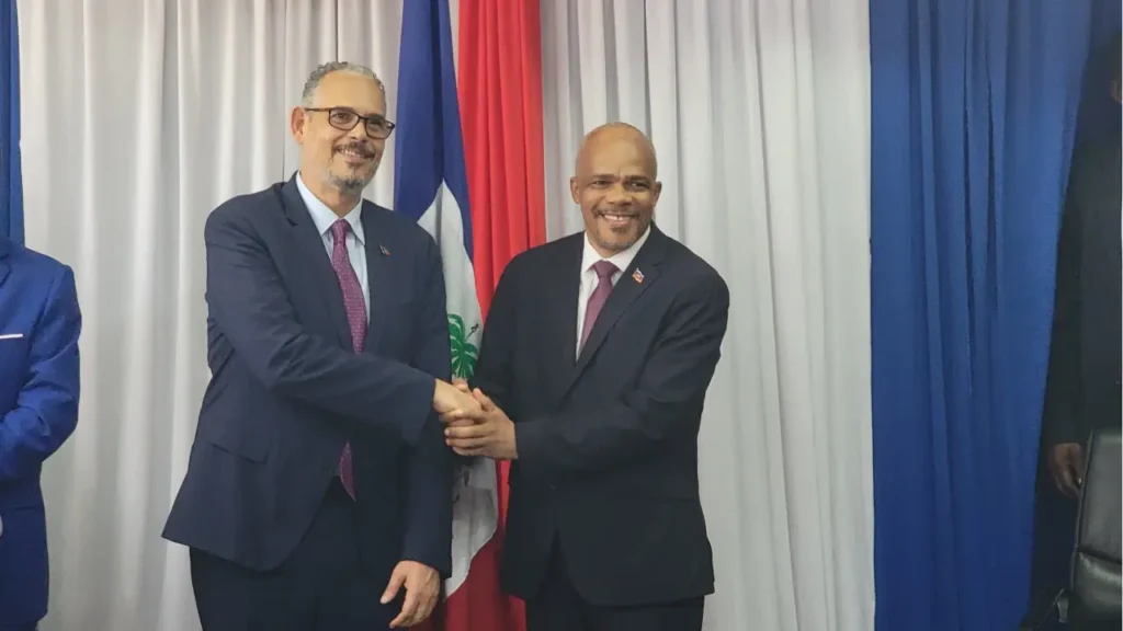 Le Premier ministre Alix Didier Fils Aimé et le nouveau ministre du MENFP, Vijonet Déméro, échangent une poignée de main à l’issue de la cérémonie d’installation, ce mercredi 4 mars 2026. (Photo : AYITI AN AVAN)
