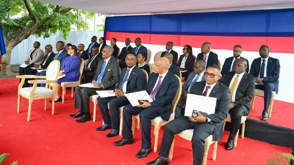 Les ministres et les directeurs généraux du nouveau gouvernement. Photo publiée par @PrimatureHT.