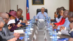 Le Premier ministre Alix Didier Fils-Aimée, accompagné des autres ministres et directeurs généraux, lors du Conseil des ministres du 2 mars 2026. Photo publiée par @PrimatureHT.