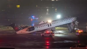 L’avion CRJ-900 d’Air Canada Express impliqué dans la collision sur la piste de LaGuardia Airport le 22 mars 2026, avec des dommages importants à l’avant de l’appareil. Photo publiée par @AP.