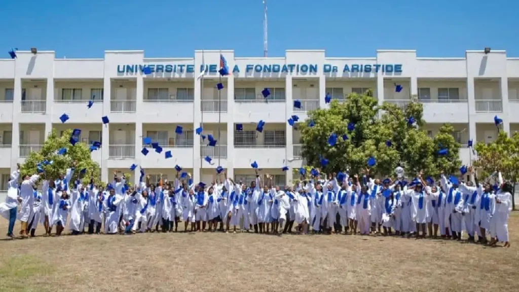 Les étudiants finissants des différentes facultés de l’UNIFA à la fin de la cérémonie de graduation, le dimanche 1er mars 2026. Photo publiée sur le site de l’université.