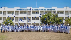 Les étudiants finissants des différentes facultés de l’UNIFA à la fin de la cérémonie de graduation, le dimanche 1er mars 2026. Photo publiée sur le site de l’université.