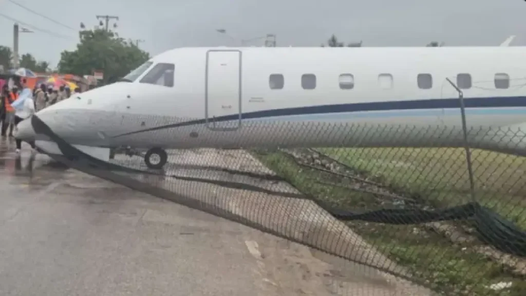 Avion sorti de l’enceinte aéroportuaire. Photo publiée par @PrimatureHT