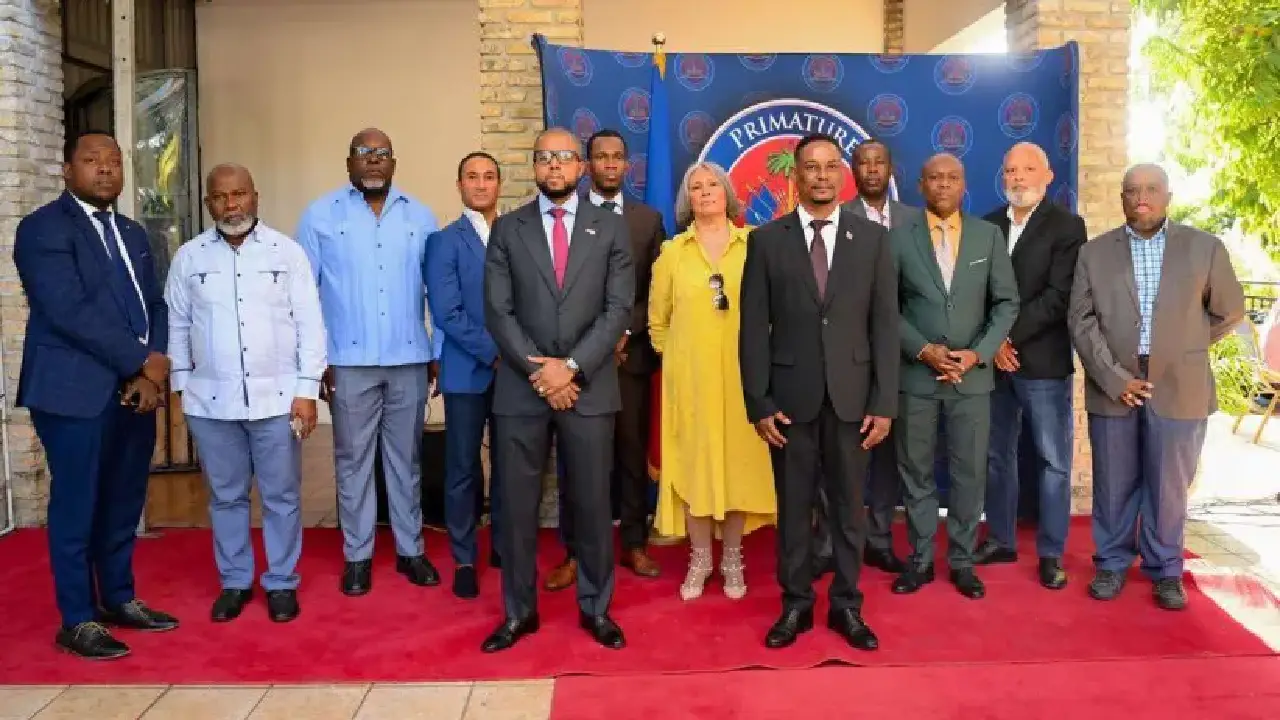 Serge Gabriel Collin, ministre de l’Économie et des Finances, accompagné des neuf membres du Conseil ainsi que de plusieurs autres responsables. Photo publiée par @PrimatureHT.