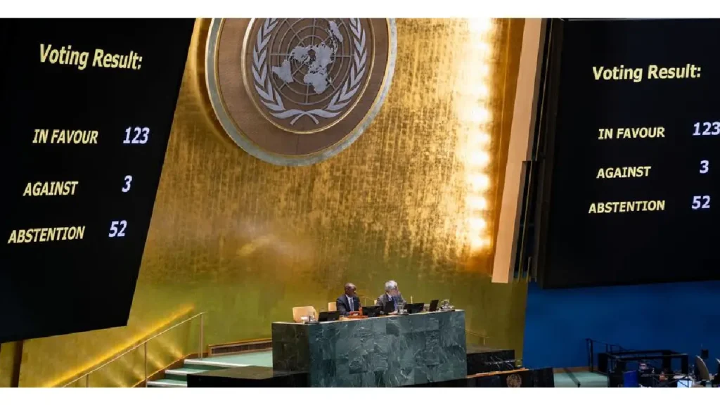 Photo de l'ONU/Manuel Elías Résultats du vote de l'Assemblée générale sur la résolution déclarant la traite des Africains réduits en esclavage comme étant le plus grave crime contre l'humanité.