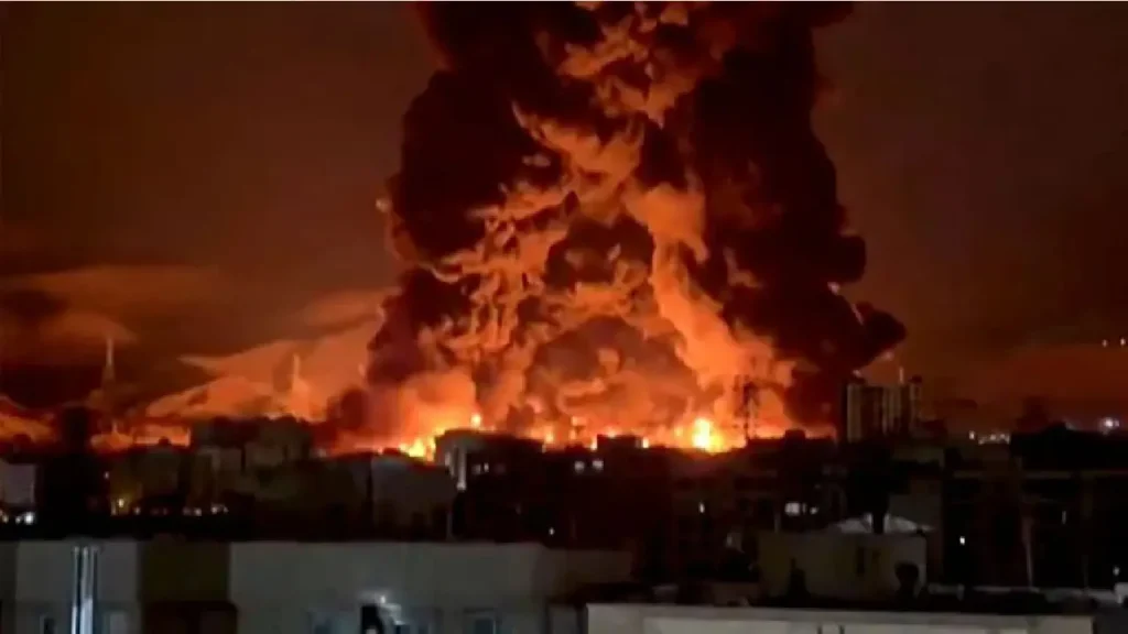 © AFP / Cette capture d'écran tirée d'images UGC publiées sur les réseaux sociaux les 7 et 8 mars 2026 montre un incendie qui s'est déclaré dans un dépôt pétrolier à Téhéran, la capitale iranienne.