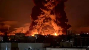 © AFP / Cette capture d'écran tirée d'images UGC publiées sur les réseaux sociaux les 7 et 8 mars 2026 montre un incendie qui s'est déclaré dans un dépôt pétrolier à Téhéran, la capitale iranienne.