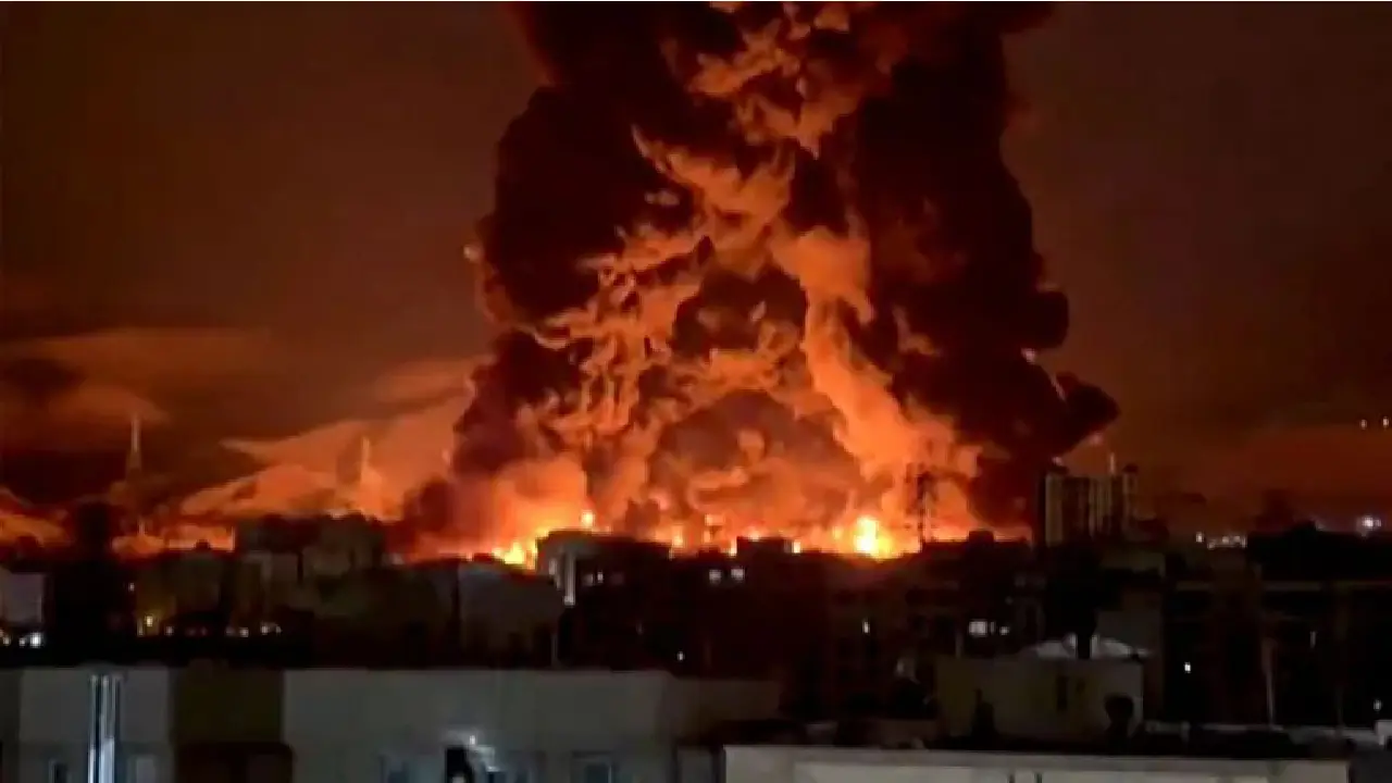 © AFP / Cette capture d'écran tirée d'images UGC publiées sur les réseaux sociaux les 7 et 8 mars 2026 montre un incendie qui s'est déclaré dans un dépôt pétrolier à Téhéran, la capitale iranienne.