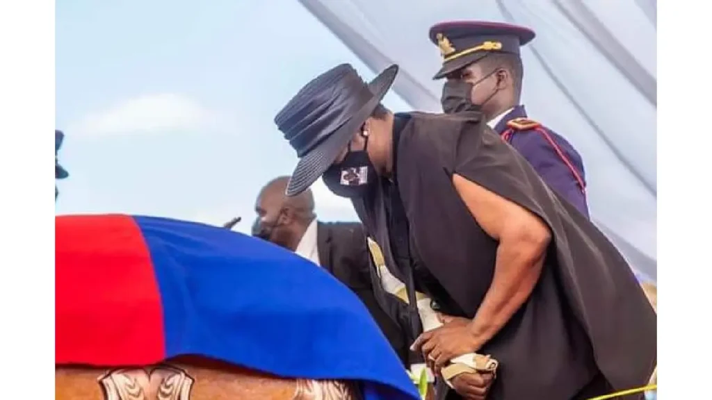 Martine Moïse se recueille devant la dépouille de son mari Photo : Charly Amazan