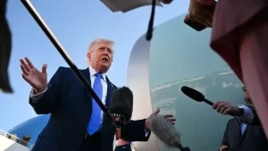Donald Trump s'adresse à la presse avant d'embarquer à bord d'Air Force One à West Palm Beach, le 23 mars 2026. (Photo by Roberto Schmidt/Getty Images North America/Getty Images via AF)