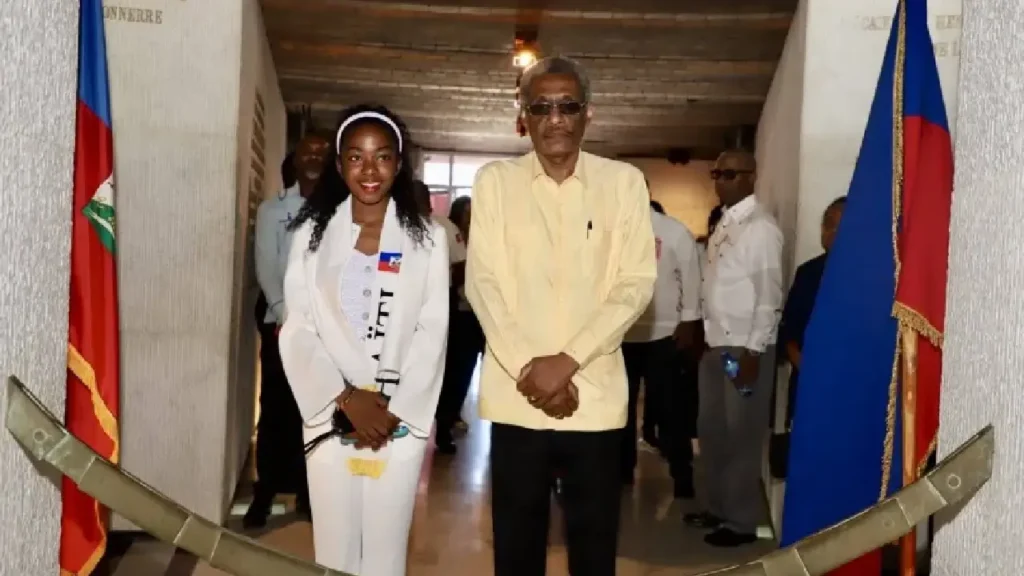 Ariana Milagro Lafond, accompagnée du ministre Emmanuel Ménard, au Musée du Panthéon National Haïtien, le jeudi 23 avril 2026. Photo publiée par @MCC.