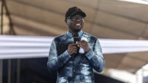 Romuald Wadagni, lors d’un meeting de campagne à Cotonou, le 10 avril 2026, en amont de l’élection présidentielle béninoise prévue le 12 avril 2026. © Photo par OLYMPIA DE MAISMONT / AFP