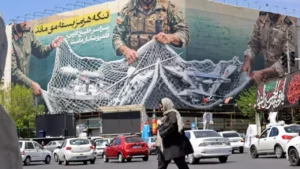 Sur la place de la Révolution, un panneau géant annonce que « le détroit d’Ormuz reste fermé », à Téhéran, le 12 avril 2026. ATTA KENARE / AFP