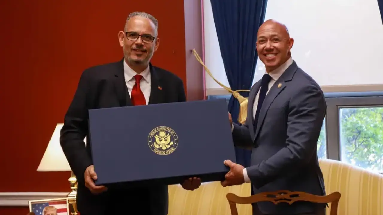 Le Premier ministre Alix Didier Fils-Aimé, accompagné du député américain Brian Mast. Photo publiée par @PrimatureHT.