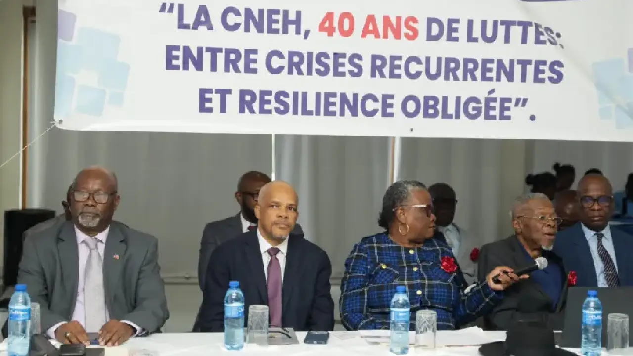 Jean-Mary Osny, directeur général, et Dr Vijonet Déméro, ministre de l’Éducation nationale et de la Formation professionnelle, accompagnés de membres de la Confédération Nationale des Éducatrices et Éducateurs d’Haïti. Photo publiée par @MENFP_EDUCATION