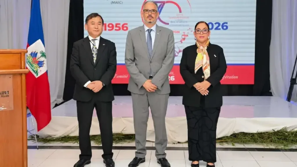 Toshimitsu Motegi, représentant du Japon, aux côtés de Alix Didier Fils-Aimé et de Raina Forbin, représentants d’Haïti. Photo publiée par @PrimatureHT.