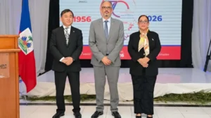 Toshimitsu Motegi, représentant du Japon, aux côtés de Alix Didier Fils-Aimé et de Raina Forbin, représentants d’Haïti. Photo publiée par @PrimatureHT.