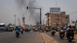 Une colonne de fumée s’élève au-dessus de bâtiments, à Bamako, au Mali, le 26 avril 2026. AFP