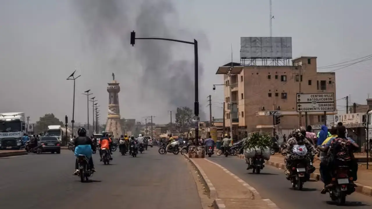 Une colonne de fumée s’élève au-dessus de bâtiments, à Bamako, au Mali, le 26 avril 2026. AFP