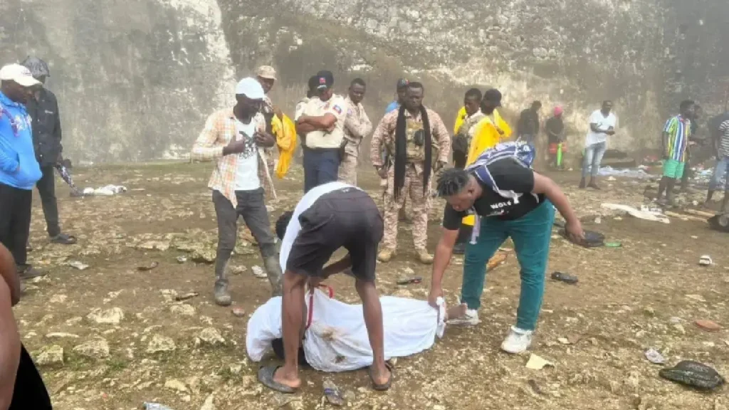 Des cadavres transportés par leurs proches, enveloppés dans des draps, après la tragédie survenue à la Citadelle Laferrière. Photo publiée par @Tzolespecimen.
