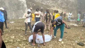 Des cadavres transportés par leurs proches, enveloppés dans des draps, après la tragédie survenue à la Citadelle Laferrière. Photo publiée par @Tzolespecimen.