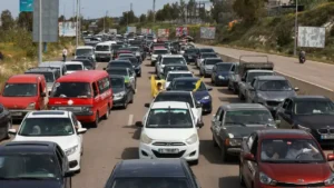 PHOTO AZIZ TAHER, REUTERS Une longue file de voitures, près de Tyr, le 17 avril 2026