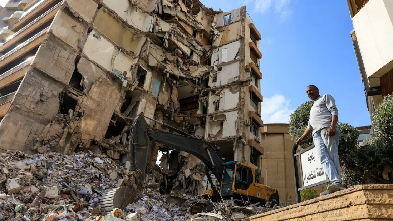 Un homme se tient près d'un bâtiment endommagé sur le site d'une frappe israélienne menée mercredi à Tallet El Khayat, à Beyrouth, au Liban, le 9 avril 2026. (Photo d'archives) Photo : Reuters / Raghed Waked
