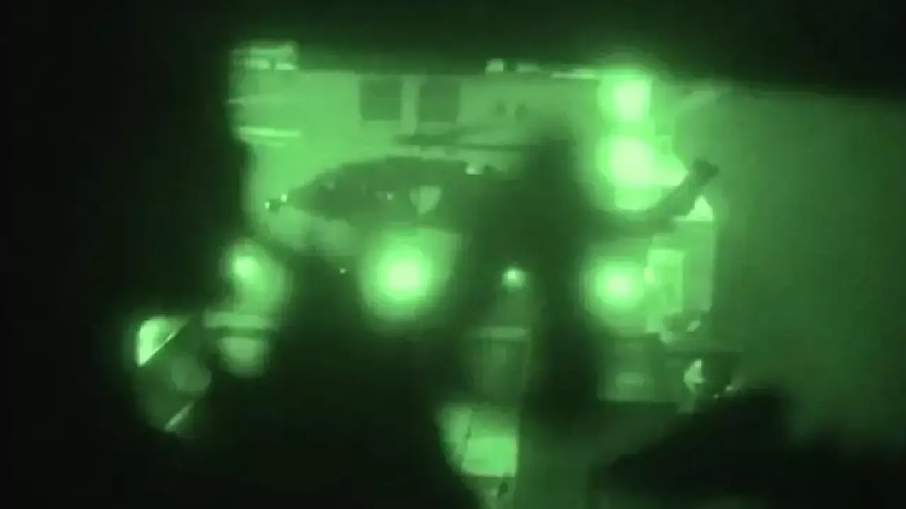 Un hélicoptère américain lors de l'opération d'arraisonnement du navire iranien Le Touska, le dimanche 19 avril au large d'Oman. Centcom / US Central command