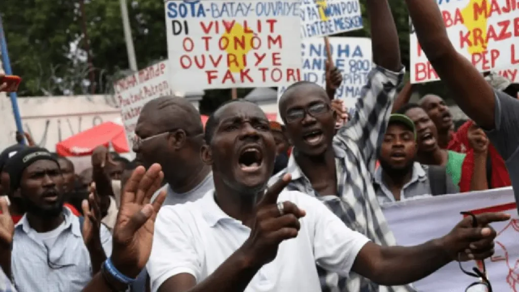 Des ouvriers de SONAPI qui se mobilisaient en octobre 2018 pour exiger un salaire de 1000 HTG. Photo publiée par Juno7.