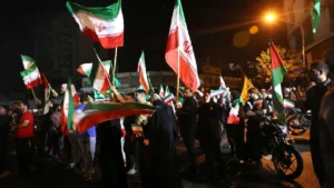 Des Iraniens manifestent leur joie, à Téhéran, après l'annonce des tirs du régime des mollahs sur une base américaine, au Qatar. West Asia News Agency via Reuters