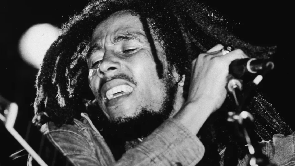 Le chanteur à l'origine du reggae, Bob Marley, sur scène à la fin des années 1970 Photo : Getty Images / Express Newspapers