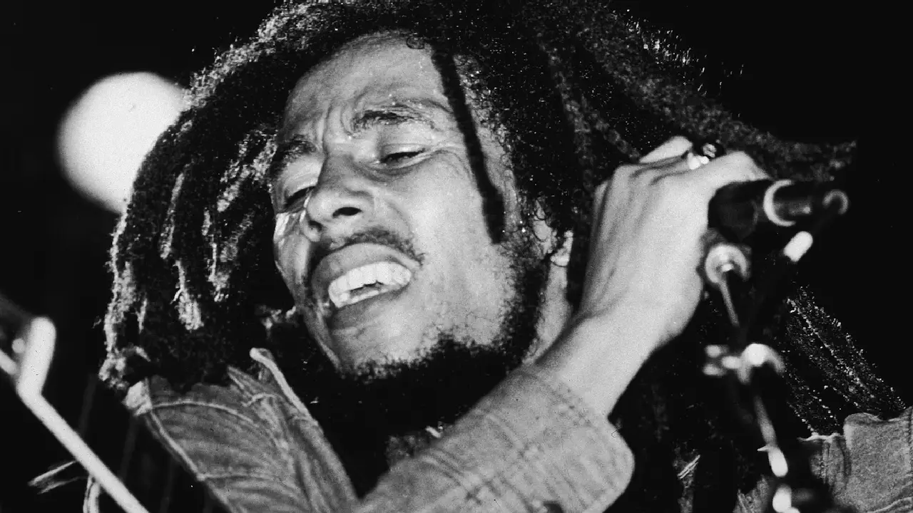 Le chanteur à l'origine du reggae, Bob Marley, sur scène à la fin des années 1970 Photo : Getty Images / Express Newspapers