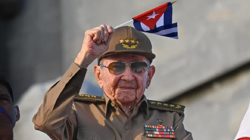 L’ancien président cubain Raúl Castro, agitant un drapeau national lors de la commémoration du 1er mai marquant la Journée internationale des travailleurs, sur la place de la Révolution à La Havane, le 1er mai 2025. Photo : Getty Images / AFP / YAMIL LAGE