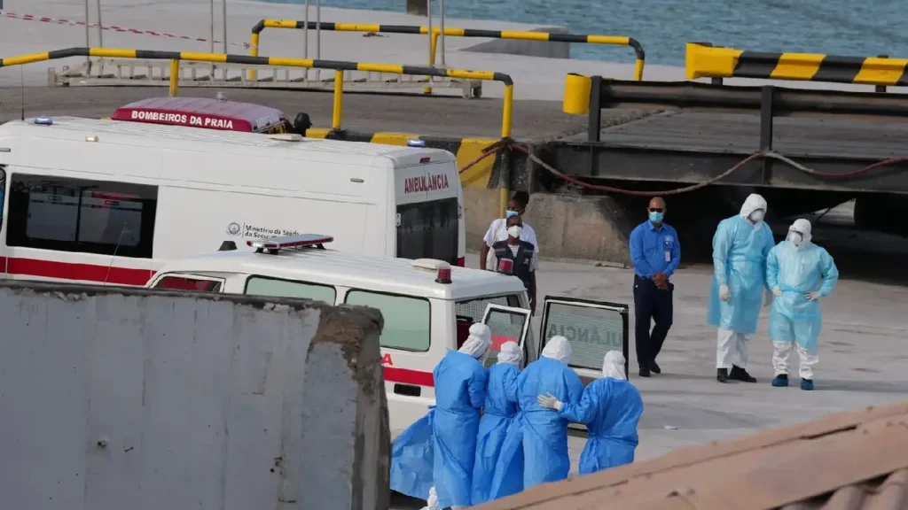 Des agents de santé en équipement de protection évacuent des patients du navire de croisière MV Hondius dans un port de Praia, au Cap-Vert, mercredi. - M. Apawu/AP/SIPA