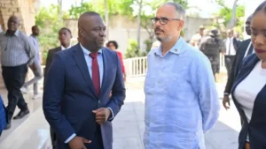 Le Premier ministre Alix Didier Fils-Aimé et le ministre de la Justice, Patrick Pélissier, lors de la visite des locaux destinés à accueillir les pôles judiciaires spécialisés. Photo publiée par @PrimatureHT.