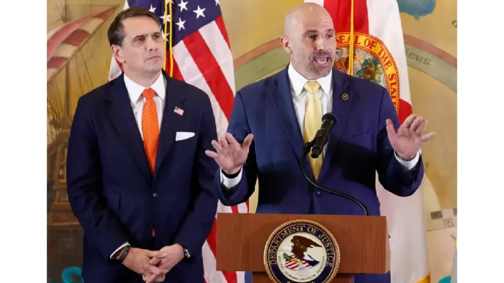 Le codirecteur adjoint du FBI, Christopher Gilbert Raia, prend la parole aux côtés du procureur général par intérim des Etats-Unis, Todd Blanche, à Miami (Floride), le 20 mai 2026. MARCO BELLO/REUTERS