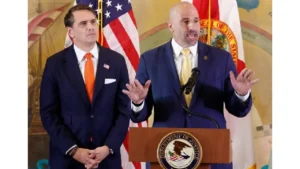 Le codirecteur adjoint du FBI, Christopher Gilbert Raia, prend la parole aux côtés du procureur général par intérim des Etats-Unis, Todd Blanche, à Miami (Floride), le 20 mai 2026. MARCO BELLO/REUTERS