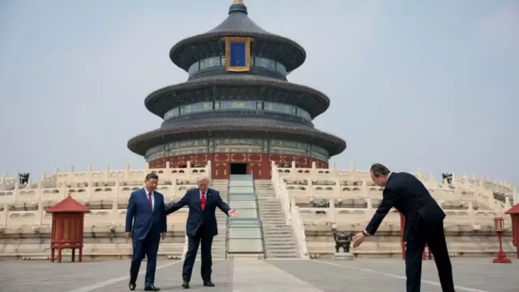 Donald Trump et Xi Jinping, au temple du Ciel, à Pékin, le 14 mai 2026. EVAN VUCCI/REUTERS