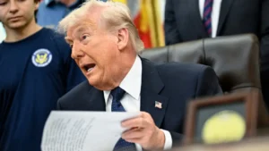 Donald Trump dans le bureau oval de la Maison Blanche à Washington aux Etats-Unis le 5 mai 2026 Crédit : Kent NISHIMURA / AFP