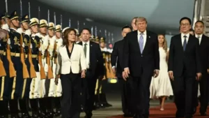 Le président américain Donald Trump (c) accompagné par le vice-président chinois Han Zheng (d) passe en revue la garde d'honneur à son arrivée à l'aéroport international de Pékin, le 13 mai 2026 AFP Brendan SMIALOWSKI