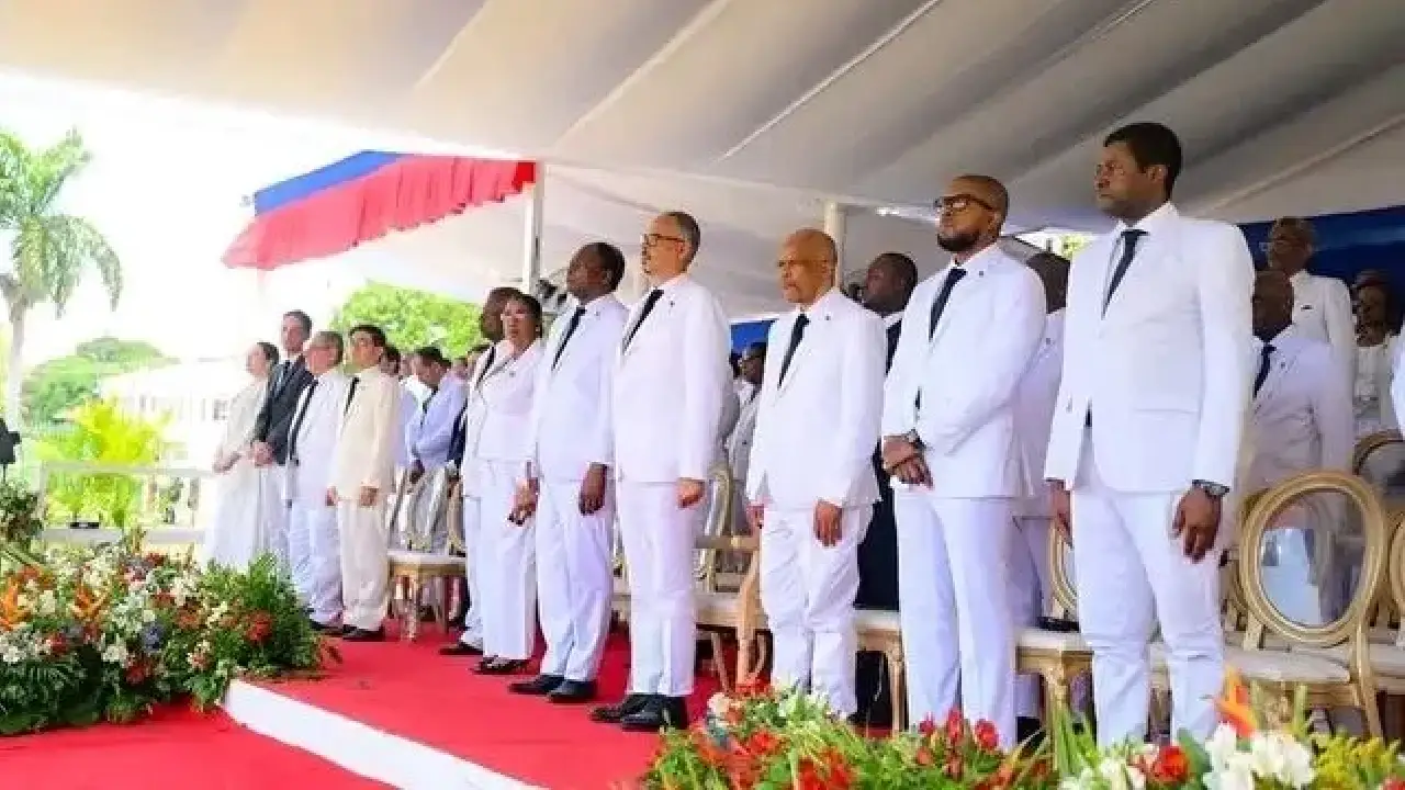Le Premier ministre Alix Didier Fils-Aimé, accompagné d’autres ministres et de membres du corps diplomatique, au Palais National lors de la célébration de la Fête du drapeau. Photo publiée par @PrimatureHT.