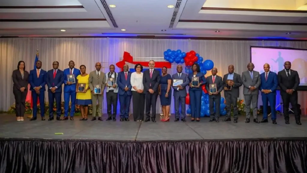 Le Premier ministre Alix Didier Fils-Aimé a organisé une cérémonie à l’l’honneur des éducateurs et éducatrices haïtiens. Photo publiée sur la page X de la Primature.