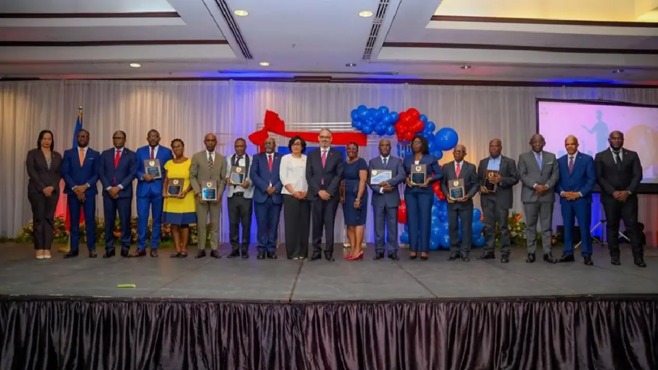 Le Premier ministre Alix Didier Fils-Aimé a organisé une cérémonie à l’l’honneur des éducateurs et éducatrices haïtiens. Photo publiée sur la page X de la Primature.