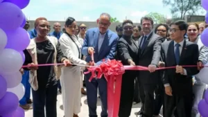 Le Premier ministre Alix Didier Fils-Aimé et la ministre Pédrica Saint-Jean procédant à la coupure du ruban lors de l’inauguration des Maisons des Femmes, ce vendredi 22 mai 2026. Photo publiée par @PrimatureHT.