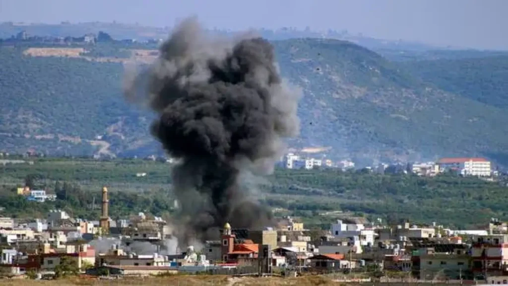 De la fumée s’élève à la suite d’une frappe aérienne israélienne sur le camp de réfugiés palestiniens de Rashidieh, dans le district de Tyr, au sud du Liban, le 25 mai 2026. | AFP