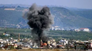 De la fumée s’élève à la suite d’une frappe aérienne israélienne sur le camp de réfugiés palestiniens de Rashidieh, dans le district de Tyr, au sud du Liban, le 25 mai 2026. | AFP