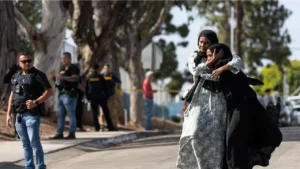Des femmes quittent un centre d'accueil après la fusillade survenue au centre islamique de San Diego, en Californie (Etats-Unis), le 18 mai 2026. (ZOE MEYERS / AFP)