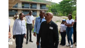 La délégation MENFP-FNE, dans un bâtiment scolaire en contruction, dans le Grand-Sud. Photo publiée par Le Nouvelliste.